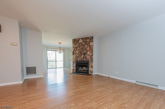 Building Photo - 3-G-3 E Oak St