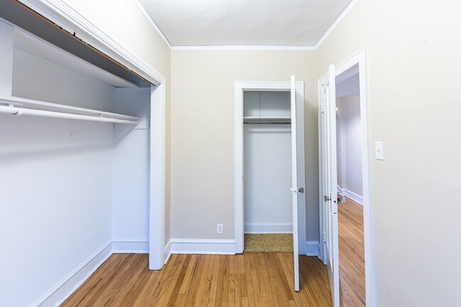 Foto del edificio - 2439 W Eastwood Ave