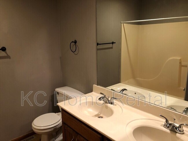 Foto del edificio - 825 Spring Ct