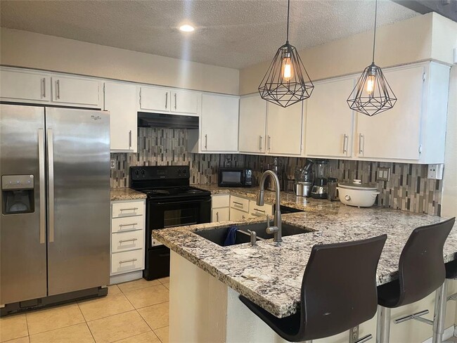 Foto del edificio - 12218 Copper Tree Pvt Ln