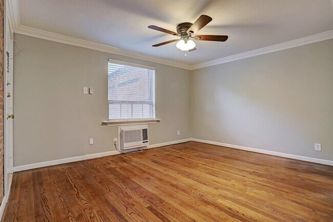 Foto del edificio - 2643 Greenbriar Dr