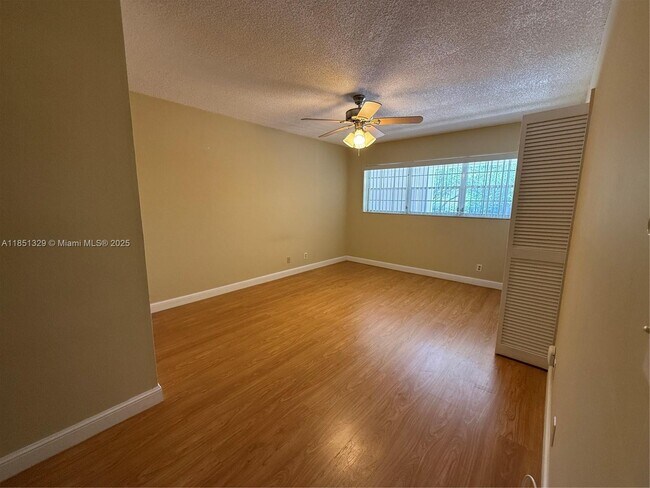 Foto del edificio - 3351 S Palm Aire Dr
