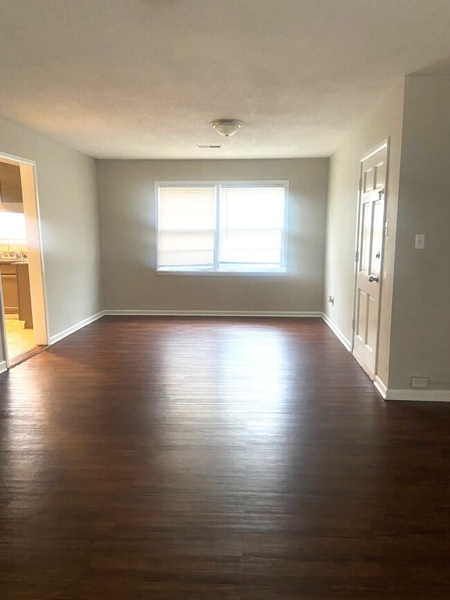 Foto del edificio - 921 Garywood Pl