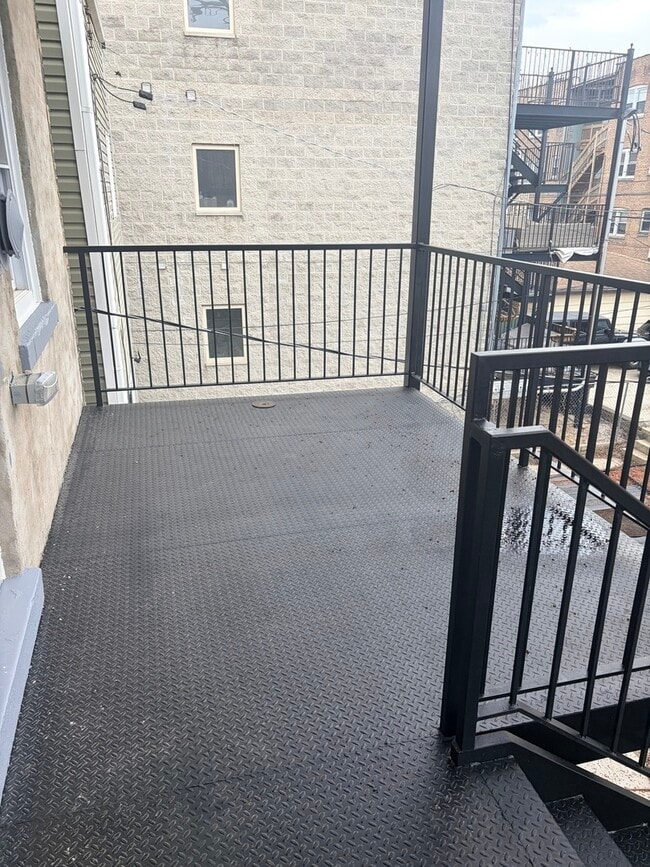 Foto del edificio - 2719 W Augusta Blvd