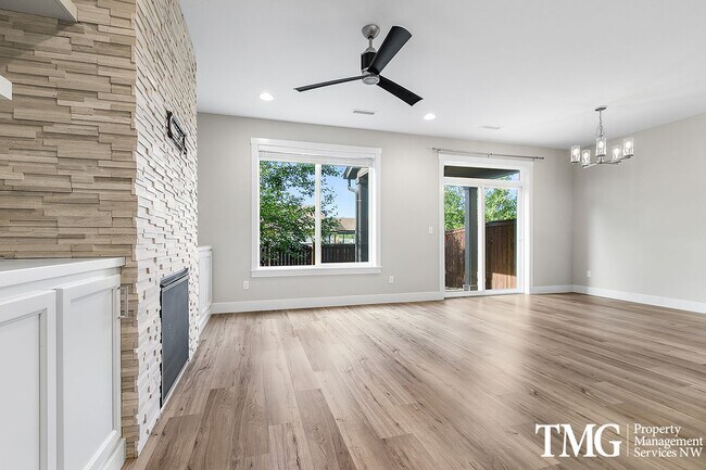 Foto del edificio - 3 Bedroom 2.5 Bathroom Townhome in Great B...