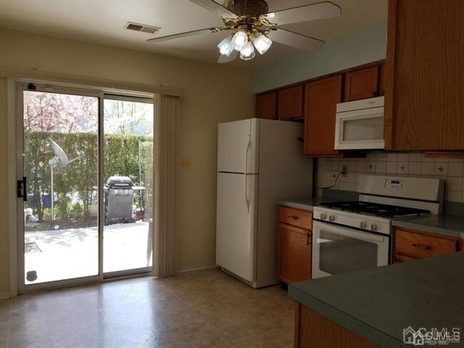 Foto del edificio - 121 Sassafras Ct