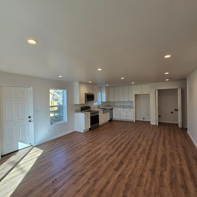 front entrance - 384 Hargrave St