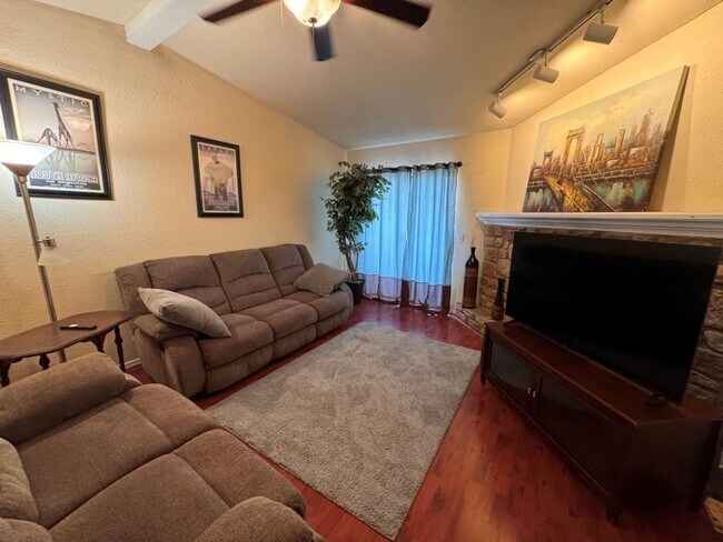 Building Photo - Fully Furnished 3 bedroom, close to everything! Flexible terms, easy application process!
