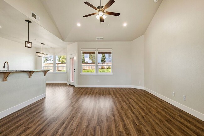 Foto del edificio - Beautiful 3 Bedroom Home Nestled in Paradise!