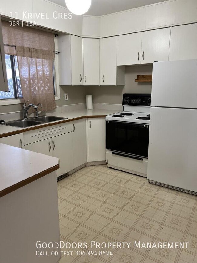 Photo du bâtiment - Fully Fenced in Yard 3 Bedroom Upstairs