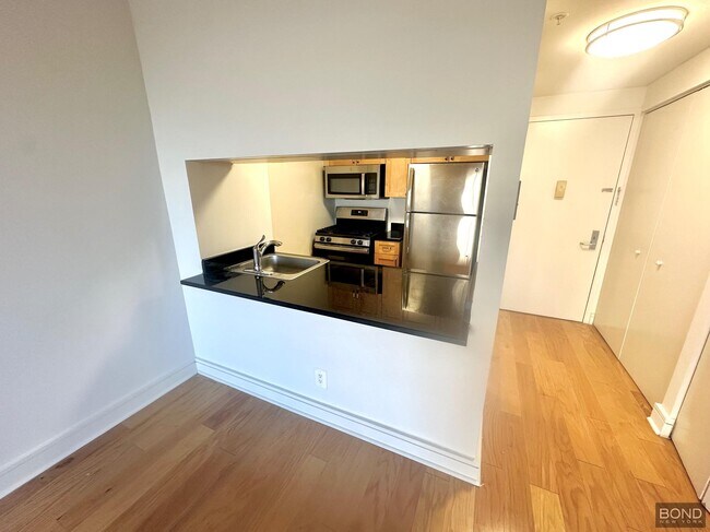 Foto del edificio - 323 W 96th St