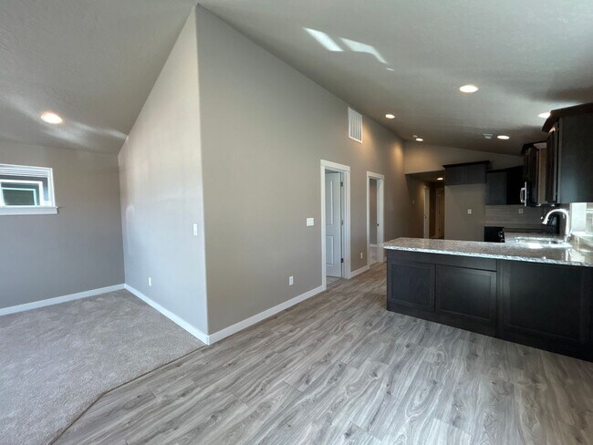 Building Photo - 3 Bedroom / 2 Bathroom Home in NW Redmond