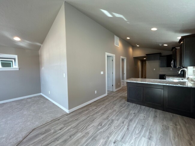 Foto del edificio - 3 Bedroom / 2 Bathroom Home in NW Redmond