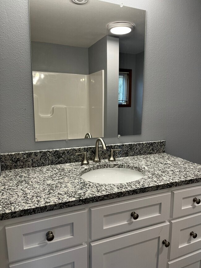 Building Photo - Main Street Lower Apartment