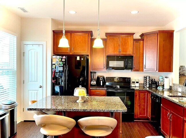 Foto del edificio - 3 bed, 2 1/2 End Unit Townhome with Open F...