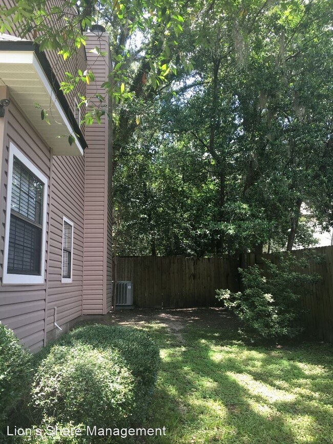 Building Photo - 2 br, 2.5 bath House - 451 E. Van Buren St