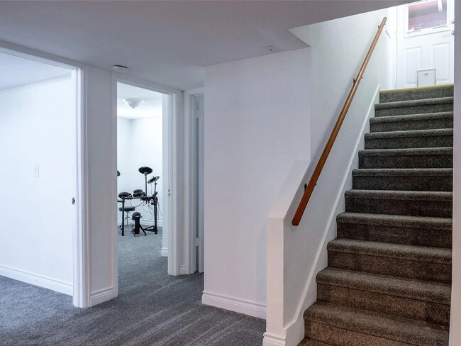 Building Photo - Basement unit near Denver