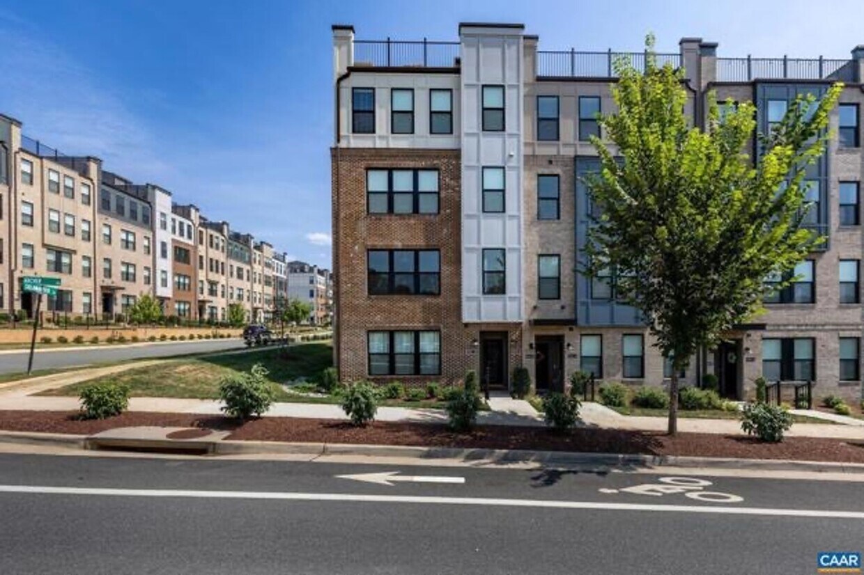 Primary Photo - Light filled 3 BR, 2.5 Ba end unit in Broo...