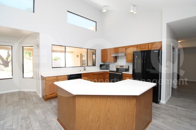 Building Photo - 1047 W Lakeridge Dr