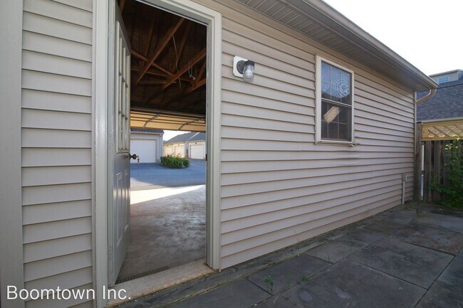 Building Photo - 3 br, 2.5 bath House - 2449 Rippling Brook...