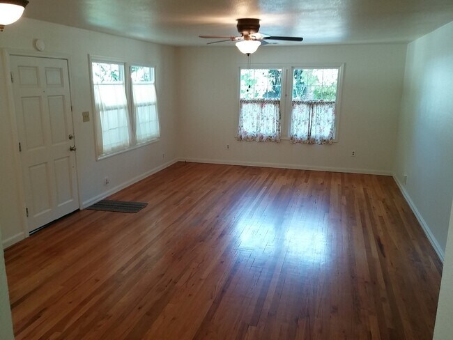 Building Photo - 3 Bedroom Redding Home with a Large Back Yard