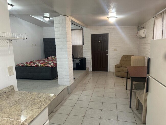 Foto del edificio - 651 N Goodman St
