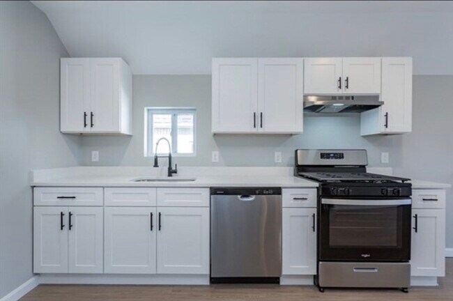 Building Photo - 31 Hicks St