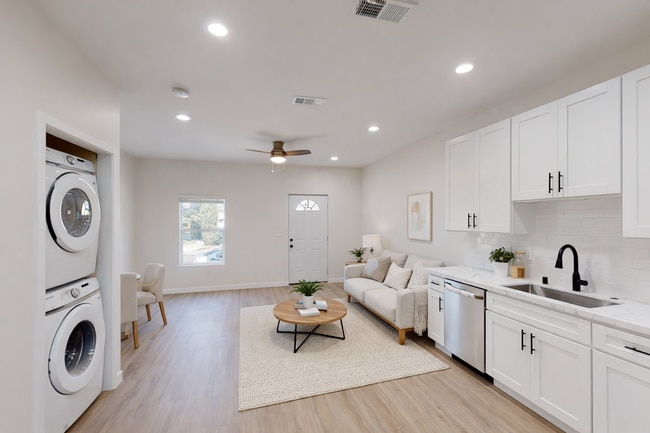 Foto del edificio - Cozy 4BD/2BA House on Gary with Beautiful Yard