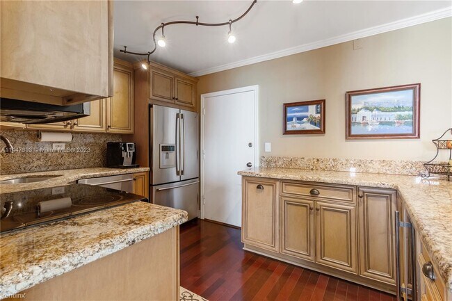 Building Photo - 2 br, 2 bath Condo - 5555 Collins Ave
