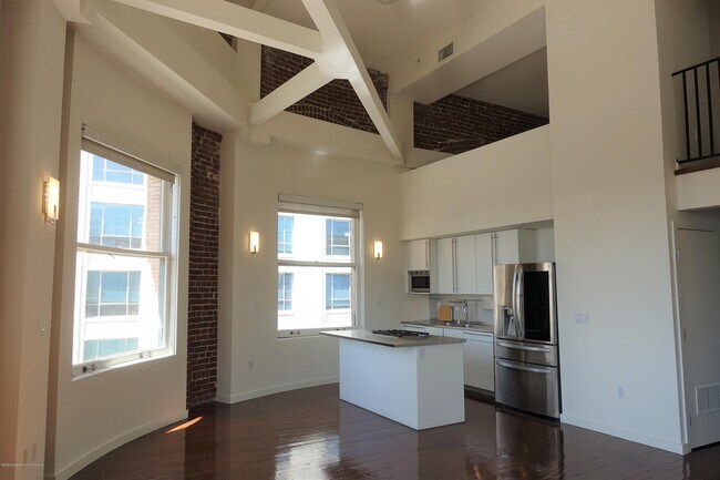 Building Photo - 257 S Spring St