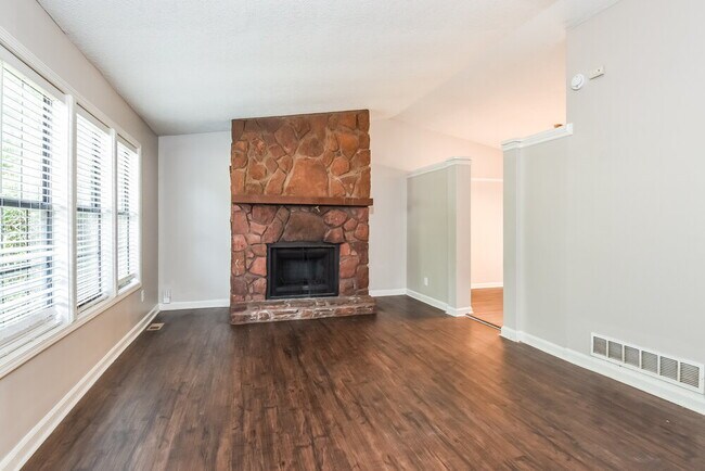 Building Photo - 1009 Hicksmil Dr SW