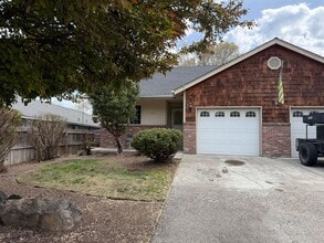 Building Photo - 1824 SW Reindeer Ave