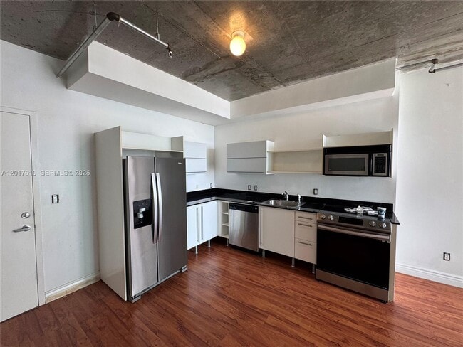 Building Photo - 690 SW 1st Ct