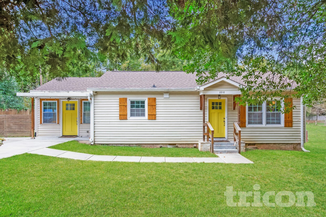 Primary Photo - 2210 Weddington Rd