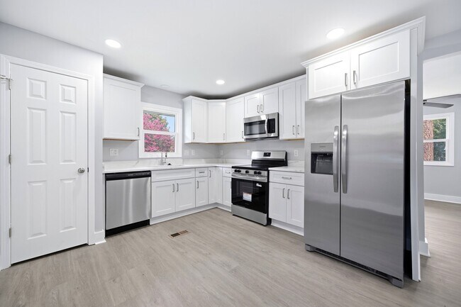 Building Photo - 553 Derrydowne Dr