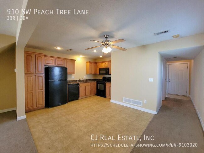 Building Photo - 910 SW Peach Tree Ln