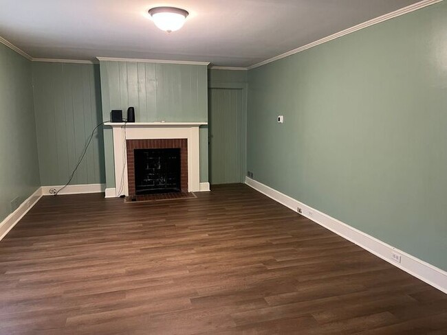 Building Photo - 2 bed/1 bath Duplex