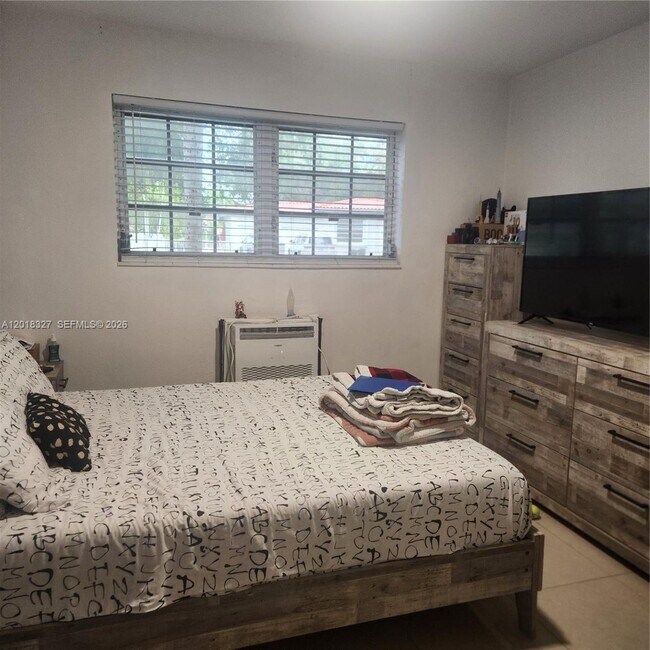 Foto del edificio - 6580 Santona St