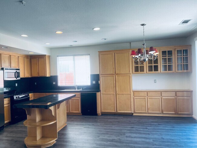 Building Photo - Turn Key Rental 4Bed / 2.5 Bath available ...