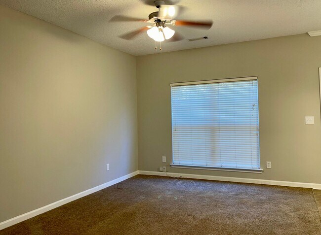 Foto del edificio - Lovely 3 Bedroom/2.5 Bath Town Home w/ Garage!