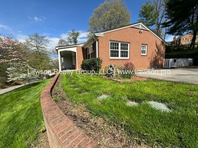 Building Photo - Spacious South Roanoke Home with Lawn Care Included