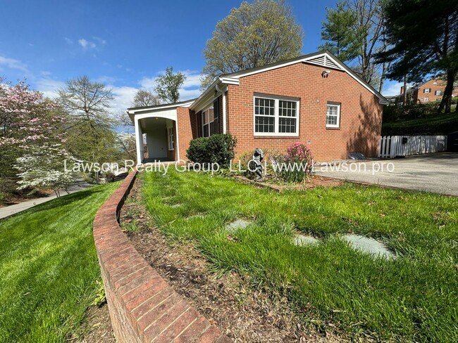 Foto del edificio - Spacious South Roanoke Home with Lawn Care Included