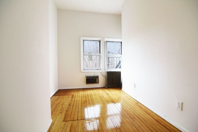 Building Photo - 523 Graham ave
