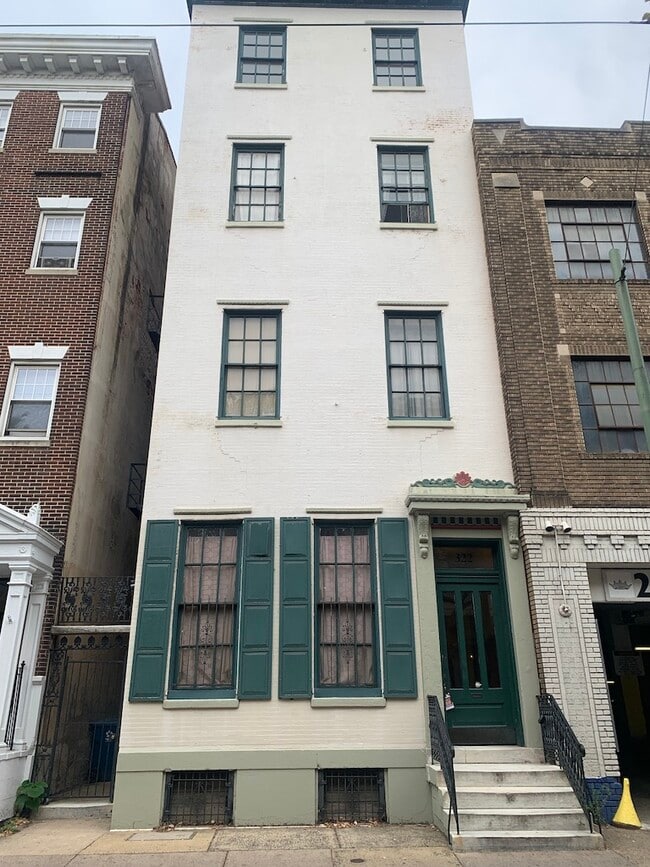Building Photo - 322 S 11th St
