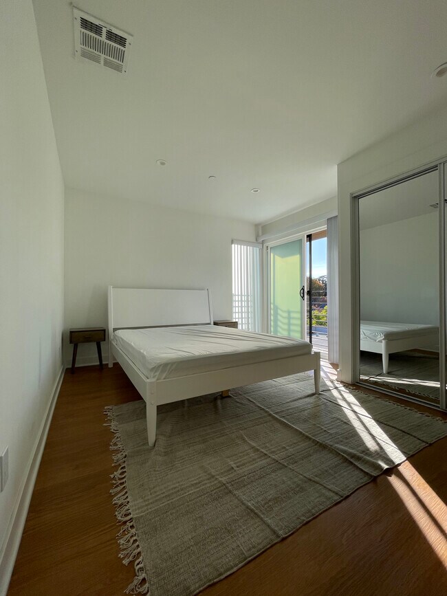 Foto del edificio - 818 N Hobart Blvd