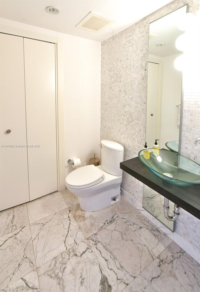 Building Photo - 200 Biscayne Boulevard Way