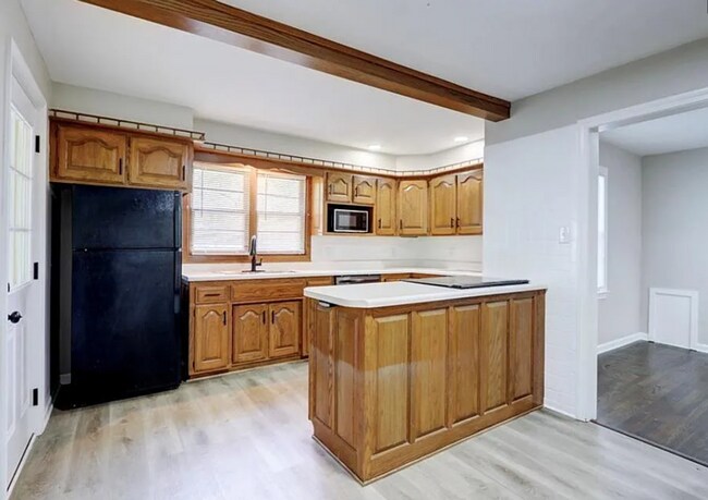 Building Photo - Welcome to this charming residence!
