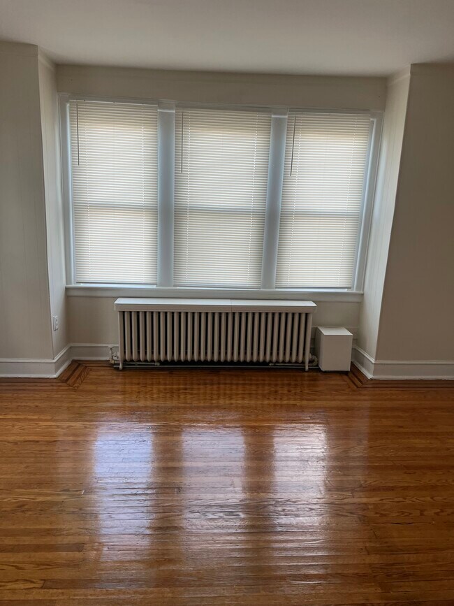 Dormitorio - 3244 W Allegheny Ave