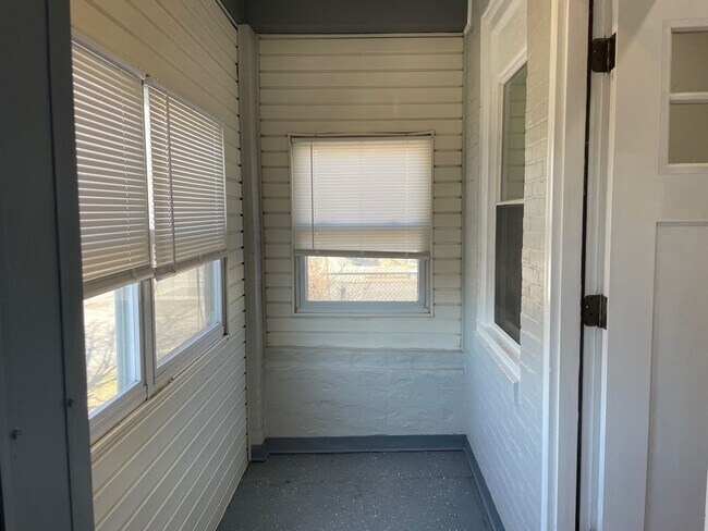 Building Photo - Beautiful 2 Bedroom End Row Home in Libert...