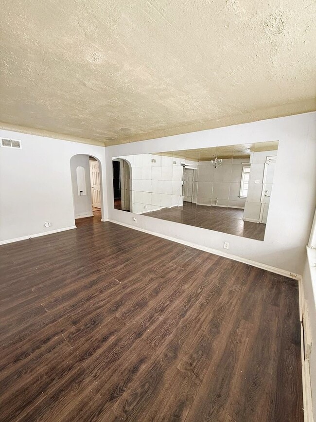 Building Photo - Spacious 3 Bedroom Rental!